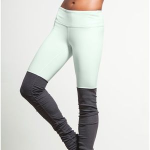 alo goddess leggings in mint and storm